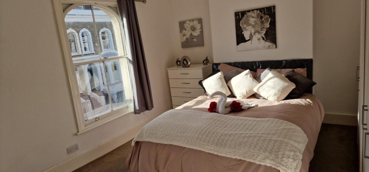 לונדון Cultural Epicenter, 4 Bedroom, More To Do Than You Can Do! מראה חיצוני תמונה